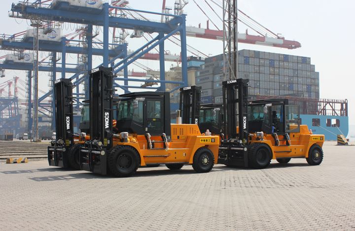 Carretilla elevadora de 25 toneladas en puerto