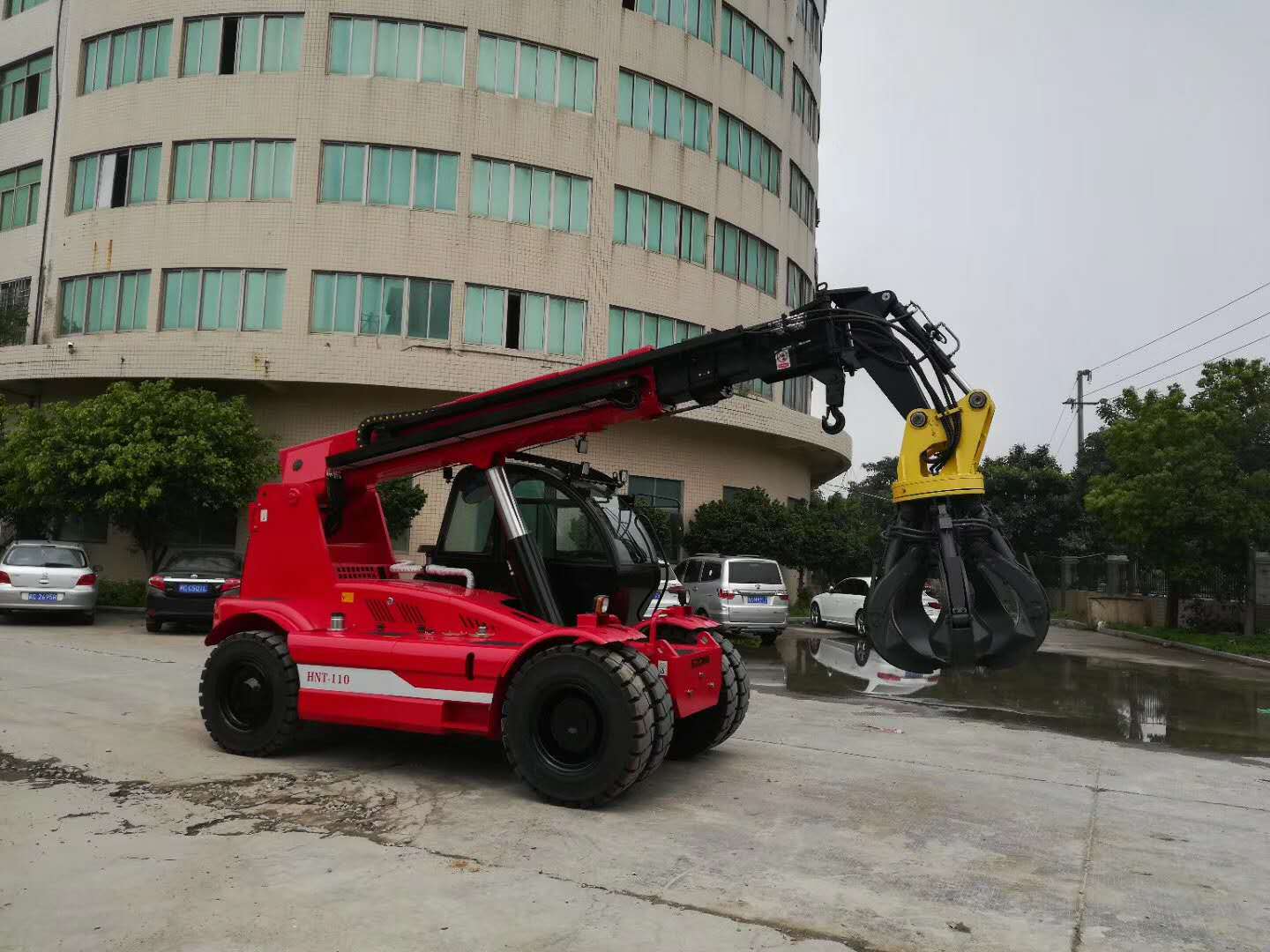 11t telehandler with grab.jpg