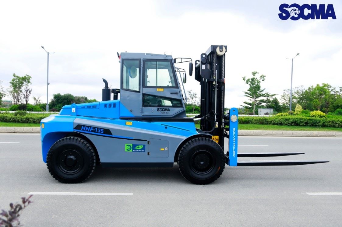 13.5 ton forklift (1)