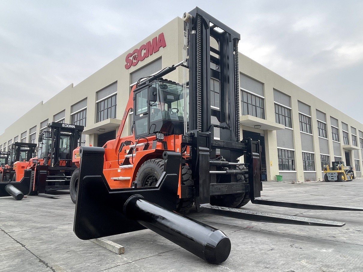 forklift with roll prong