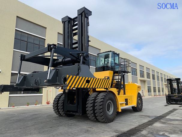 forklift with ELME Spreader1