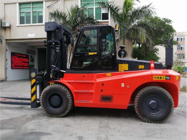 13.5 ton forklift (6)
