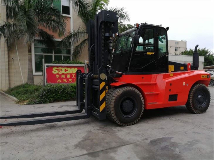13.5 ton forklift (8)