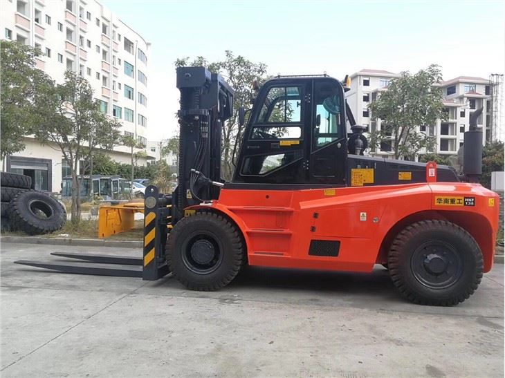 13.5 ton forklift (7)