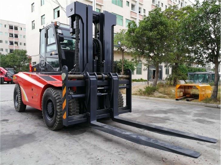 13.5 ton forklift (10)