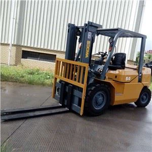 Pequeño trabajo de carretilla elevadora diesel de 5 toneladas en altura de elevación de contenedores 4,5 metros