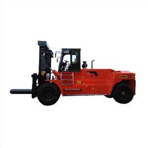 Carretilla elevadora de 30 toneladas de mástil alto de la marca SOCMA en puerto logístico