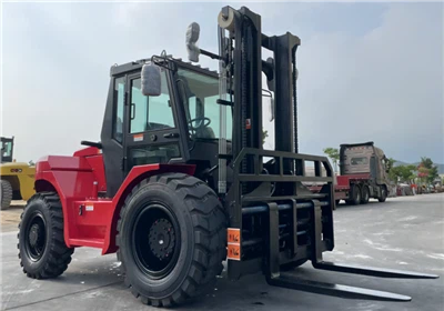 Carretilla elevadora todoterreno 5T con tracción en las 4 ruedas