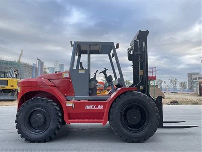 Carretilla elevadora todoterreno SOCMA de 5 toneladas para terrenos difíciles