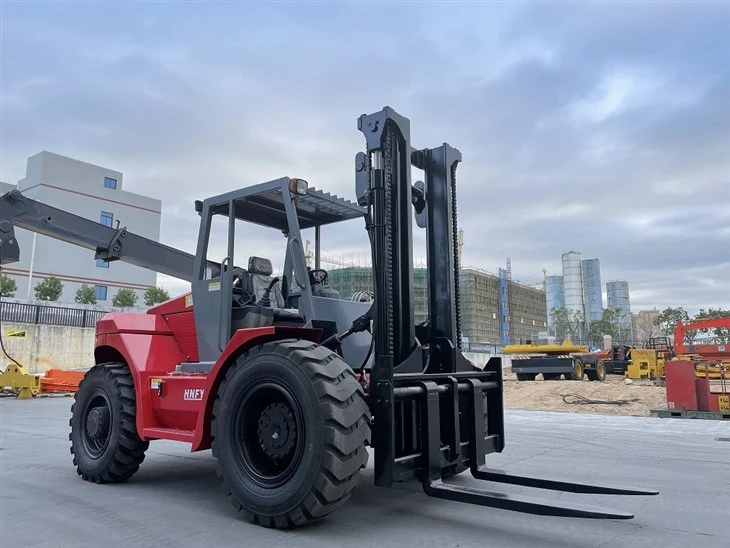 SOCMA Carretilla elevadora todoterreno de 5 toneladas con tracción 4WD